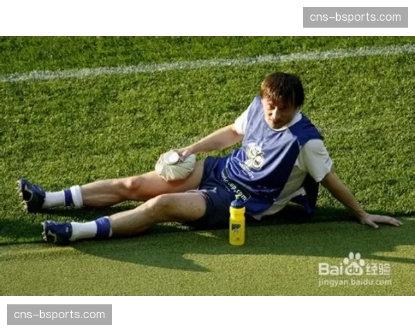 “特写：教练在回合间用冰袋冷敷拳手肿胀的颧骨，大声布置战术”